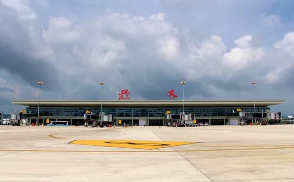 貴州興義萬峰林機場.jpg